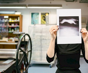 Franziska mit ihrer Illustration "Laufender Hund bei Nacht" aus einer Illustrationsserie zu Thomas Bernhards Roman "Frost". Die Serie wurde auf der Kinderbuchmesse 2018 in Bologna ausgestellt. (Foto: Michael Orth)