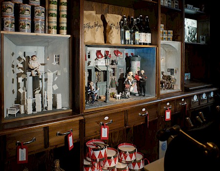 Diorama "Blechtrommel" (für die neue Dauerausstellung des Günter Grass-Hauses in Lübeck baute Sara drei Schlüsselszenen des Romans "Die Blechtrommel" in Form von Puppendioramen); Foto: Ludwig Ander-Donath